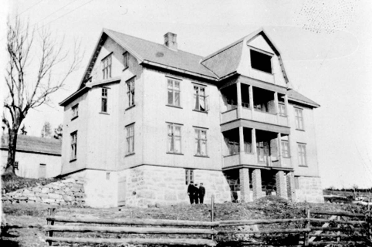 Den nye hovedbygningen på Lie øvre, Nes, Hedmark som ble bygd i 1918.