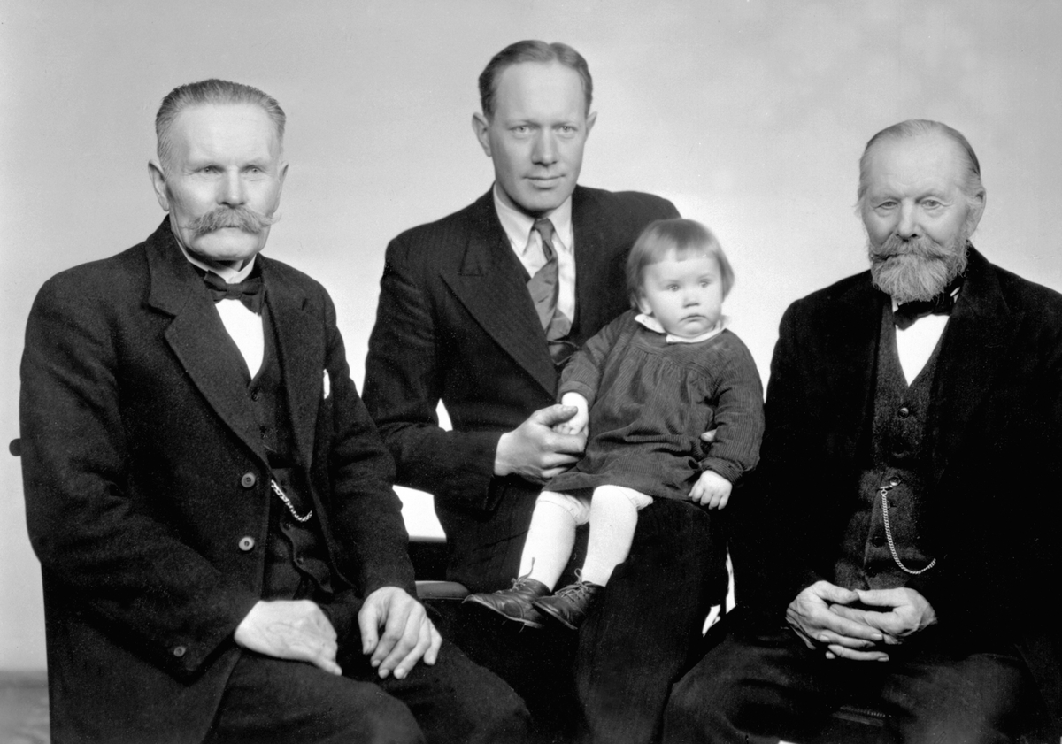 Fire generasjoner på Lie nedre, Nes, Hedmark. Fra venstre er Mikkel Lie ...