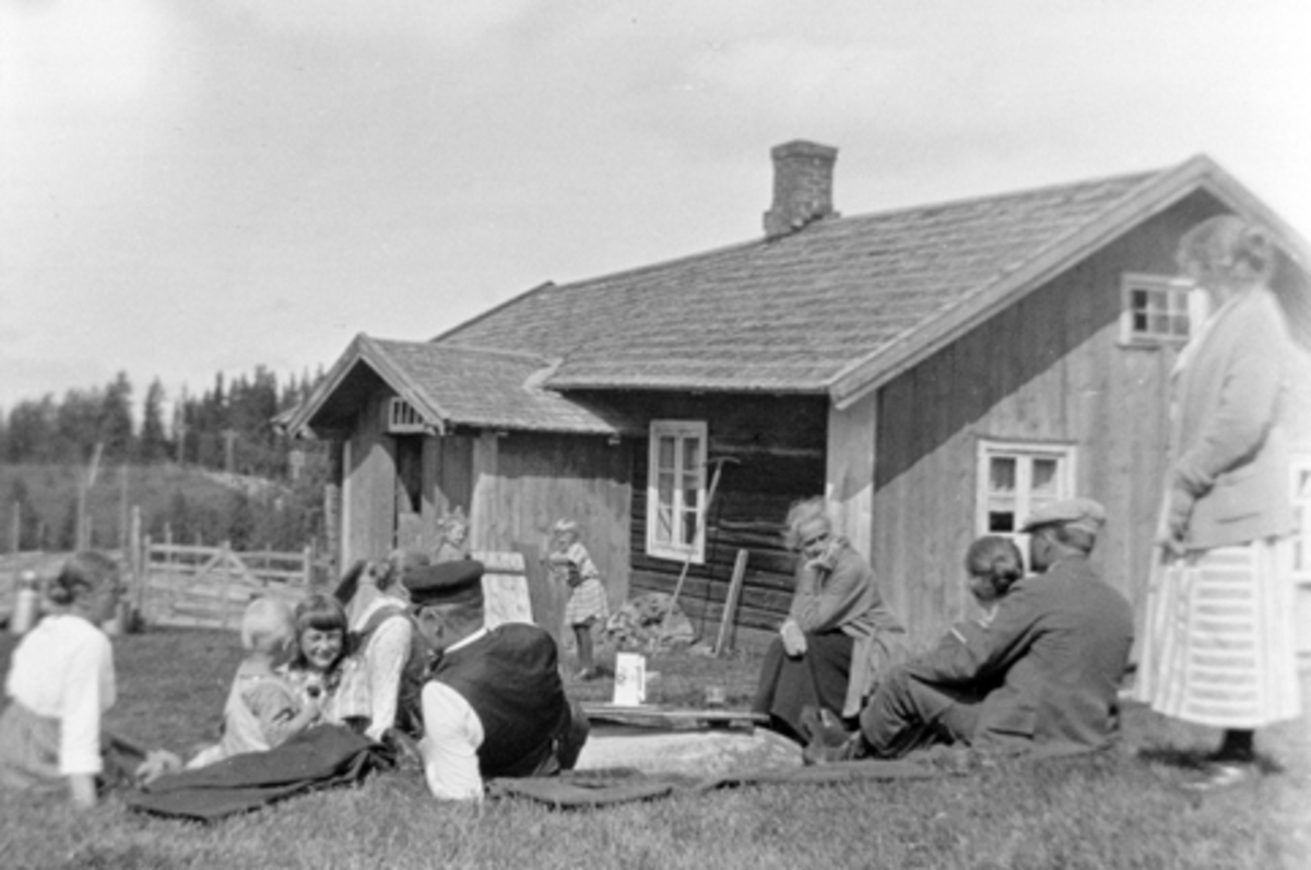 Eksteriør, plassen Karlstad, Nybygda, Ringsaker. Sommerbeite for kua i Buttekvern. Voksne og barn. Besøk fra Stange.