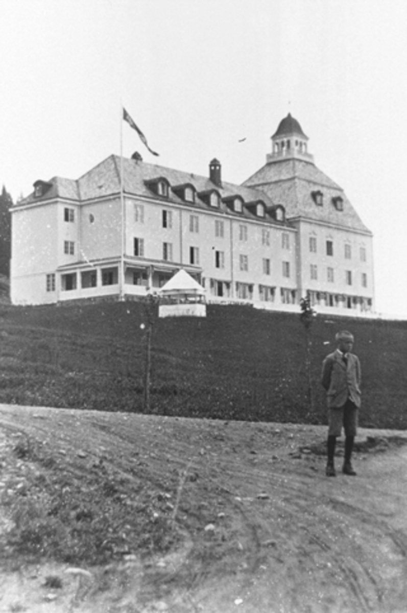 Eksteriør, Høsbjør turisthotell, lysthus, gutt på vegen, Furnes, Ringsaker.