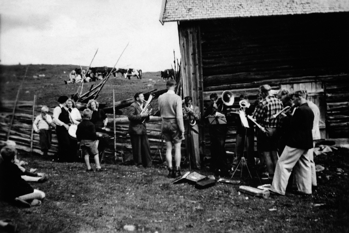 Furnes Musikkforeniong spiller under setergudstjeneste, Bjønnåsen, Ringsaker. Dirigent Reidar Bækkwlund.