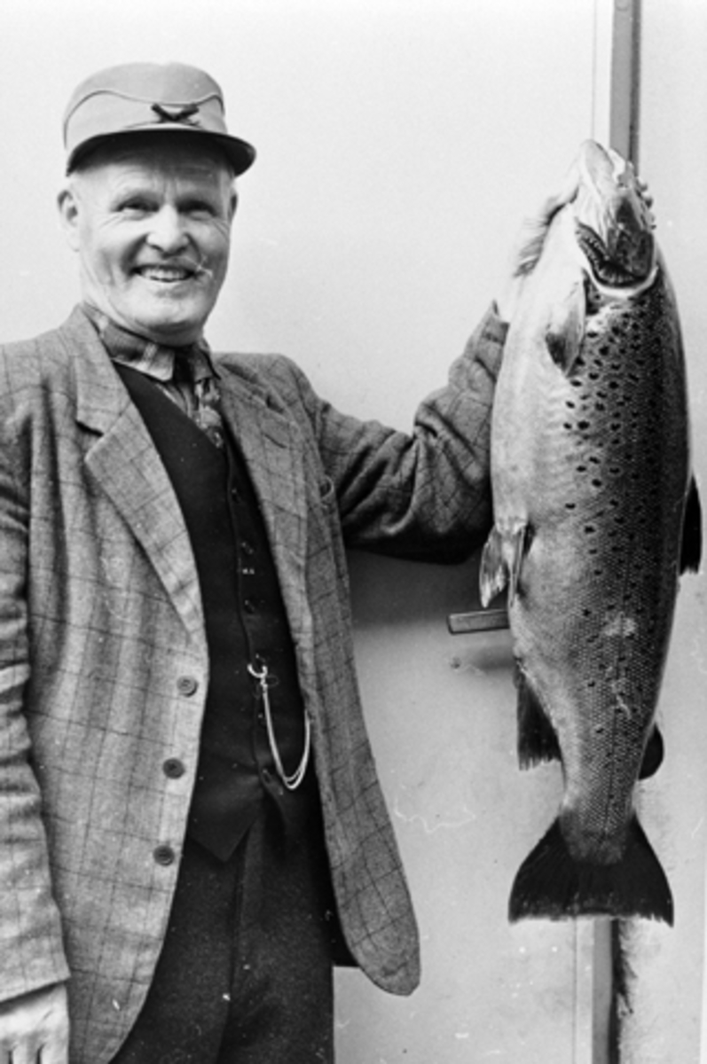 Skomaker Johansen med stor mjøsørret, Jessnes, Ringsaker.