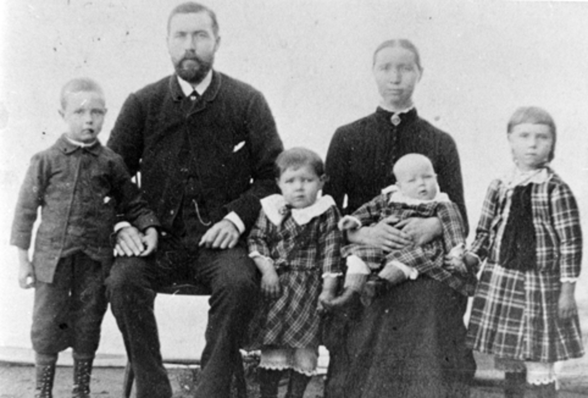 Familiegruppe. Kirkesanger og lærer Kristian Finstad med kone Eli (født Mo fra Grue). Barna er Kristian, Emma, Alma, Martha, Kristian Finstad var lærer og kirke-sanger i 31 år ved Kirkenær skole, Furnes, Ringsaker.