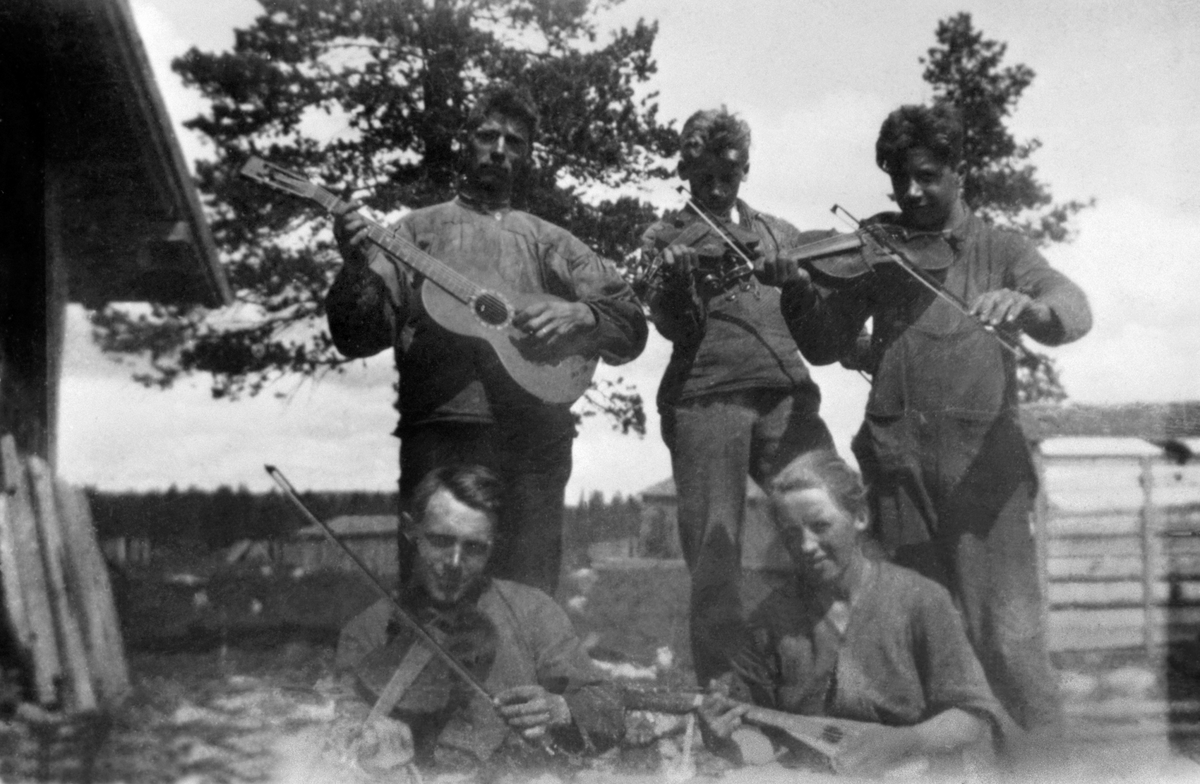 Musikere med strengeinstrumenter. Bak er Olaus Rognstad, Kåre Godager, Karl Stensbakk. Foran fra venstre er Ole Hagen, Gudrun Godager. Lekmyra torvfabrikk, Furnes, Ringsaker.