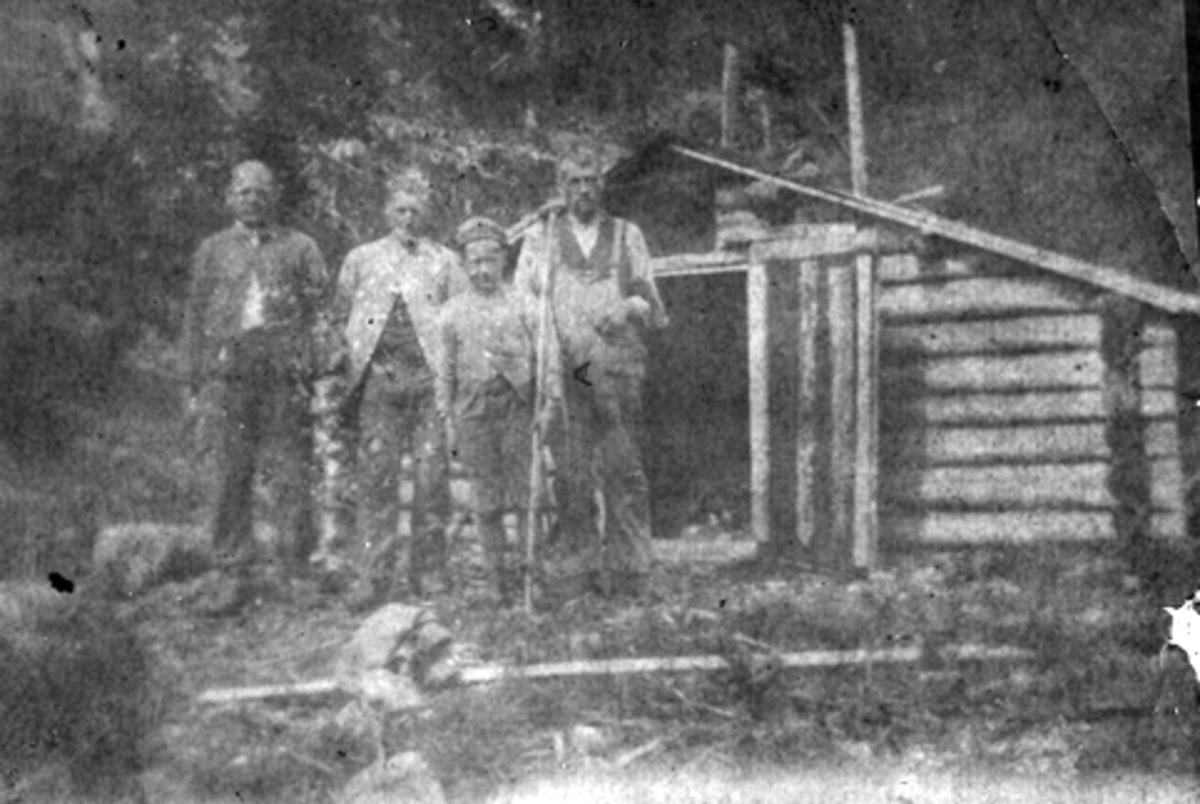 Nordstjernkoia, ljørkoie i Furnes Almenning. Fra venstre er Lars Godager, Ludvik Lauritsen, Arne Godager og ? Lauritsen. Koia lå 3-400 meter nedenfor Bjønnåsbrua, karene hogg ved mot Tapbortmyrene.