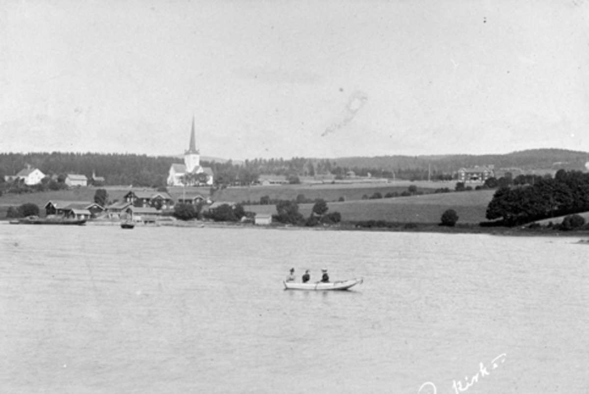 Ringsaker prestegard, kirke, handelsforening (Ringstrand), Tingvang, Mjøsbåter, robåt.