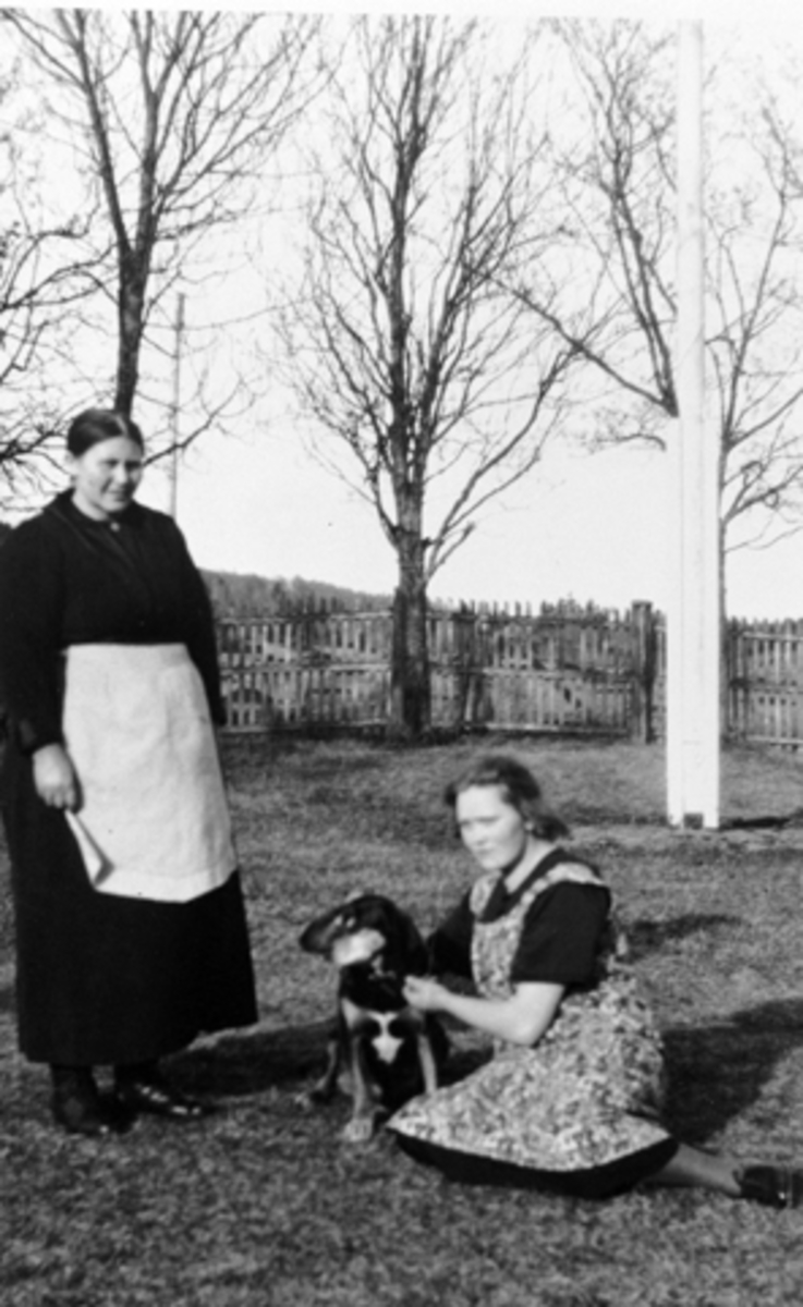 Dina Lier med ukjent hushjelp  og hund, Mørkved store. År 1918.