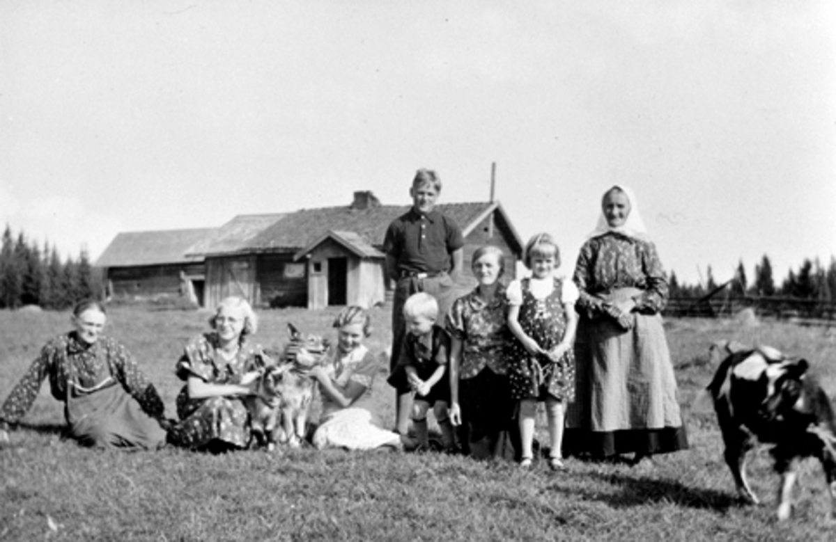 Eksteriør, Tranby i Veldre Almenning. Mathea Tranby lengst til høyre, ellers ukjente.