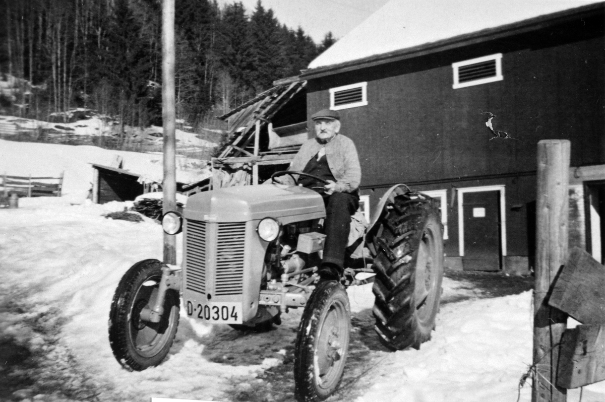 Lars Ophus (1875-1959) med traktor D-20304 på Skalmerud, Stavsjø, Hedmark.