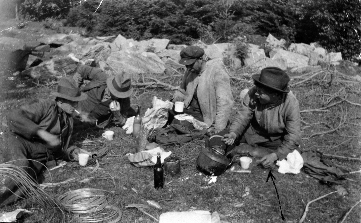 4 arbeidere/motører fra Ringsaker og Nes Kraftanlegg med matpause, til høyre er And. Engeskaug, ca. 1920.