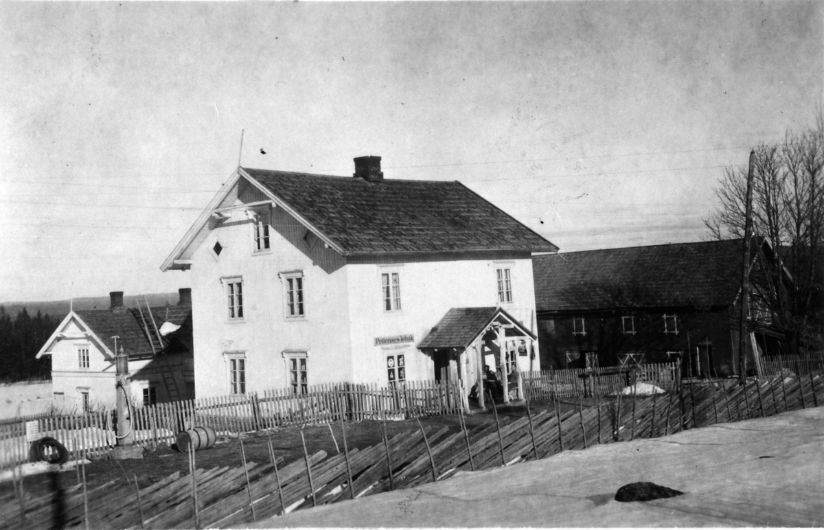 Bensinpumpe ved landhandleri i Øvre Harby, nordøst for Næroset, Ringsaker.