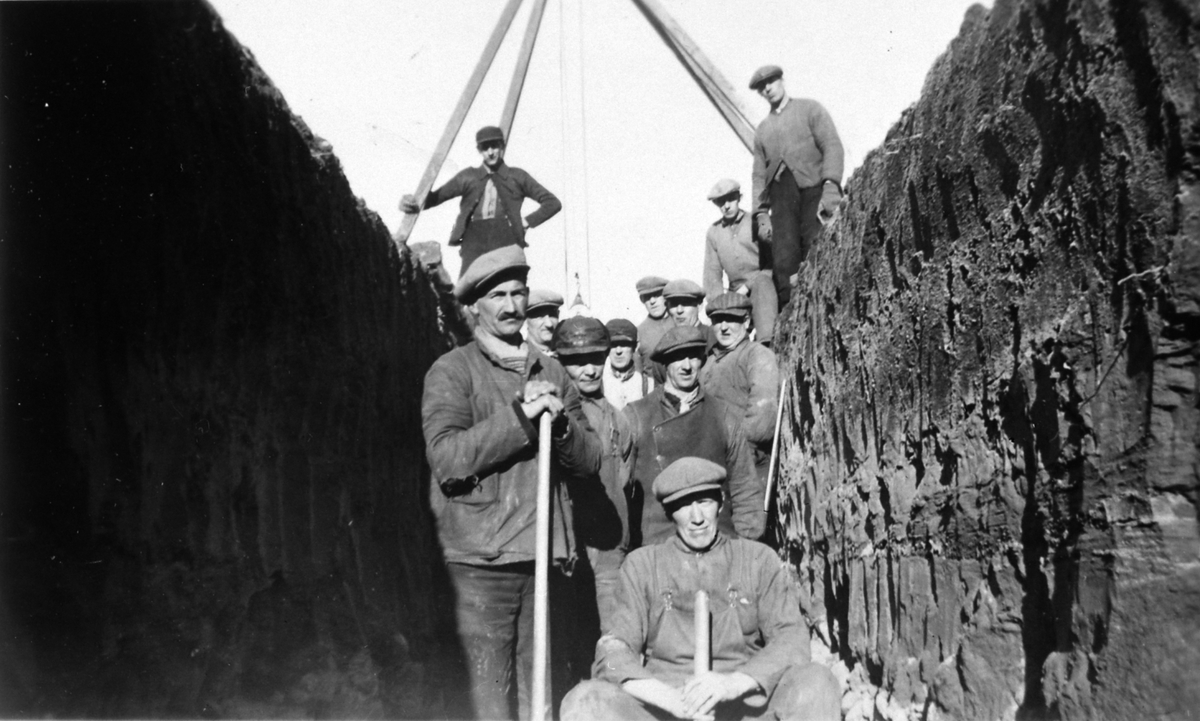Moelv vannverk, graving av grøft for vannledning i Moelv, 1930-tallet.
