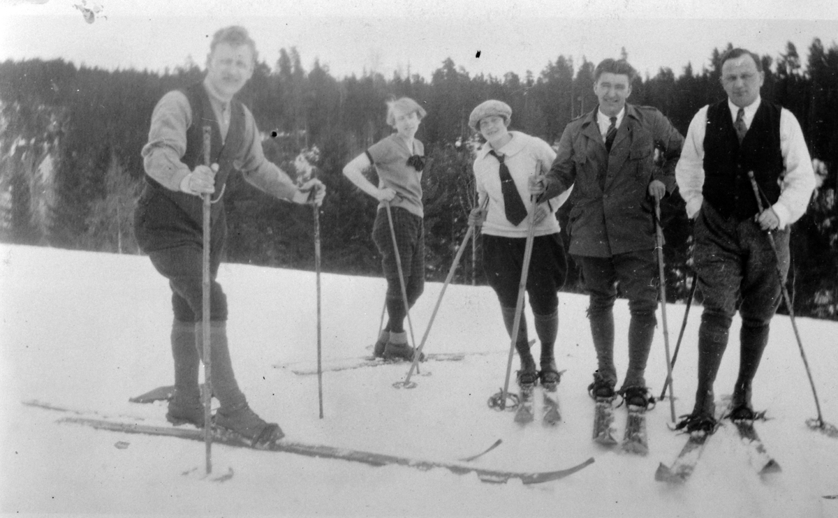 Bjørgedalen, Furnes, påsken 1926, nummer 2 fra høyre er kjøpmann Kristian Johnsen. Vestbyen kolonial, Hamar.