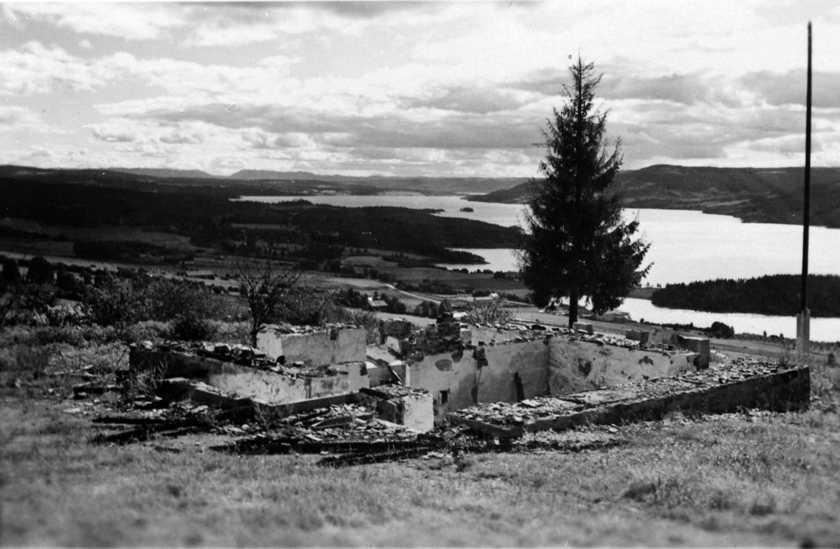 Ringsaker, Ring, Herambsvillaen, Rise gård, ble satt i brann under kampene mot Tyskerne, brant ned under kampene i april 1940. andre verdenskrig, 
