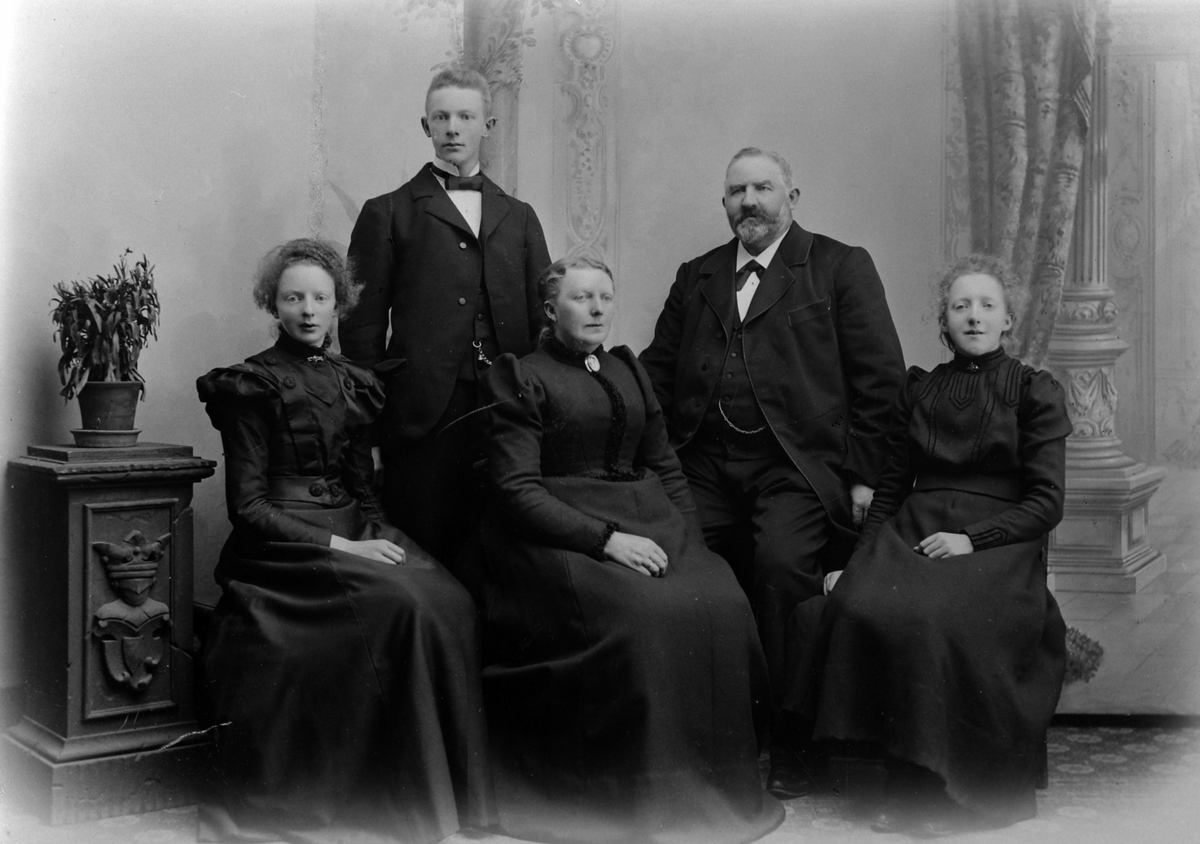 Familien Gaalaas. Lars J. Gaalaas med Paula (født Sølsvberg) og deres barn, Brumunddal, ca. 1900-1910.