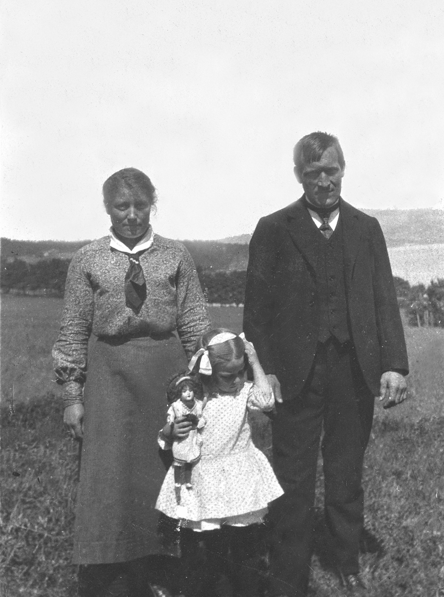 Klara (1892-1976) og Theodor Brein (1887-1957) med eldstedatter Kirsten (1912-2003) på Purkilstad, Stavsjø, Hedmark.