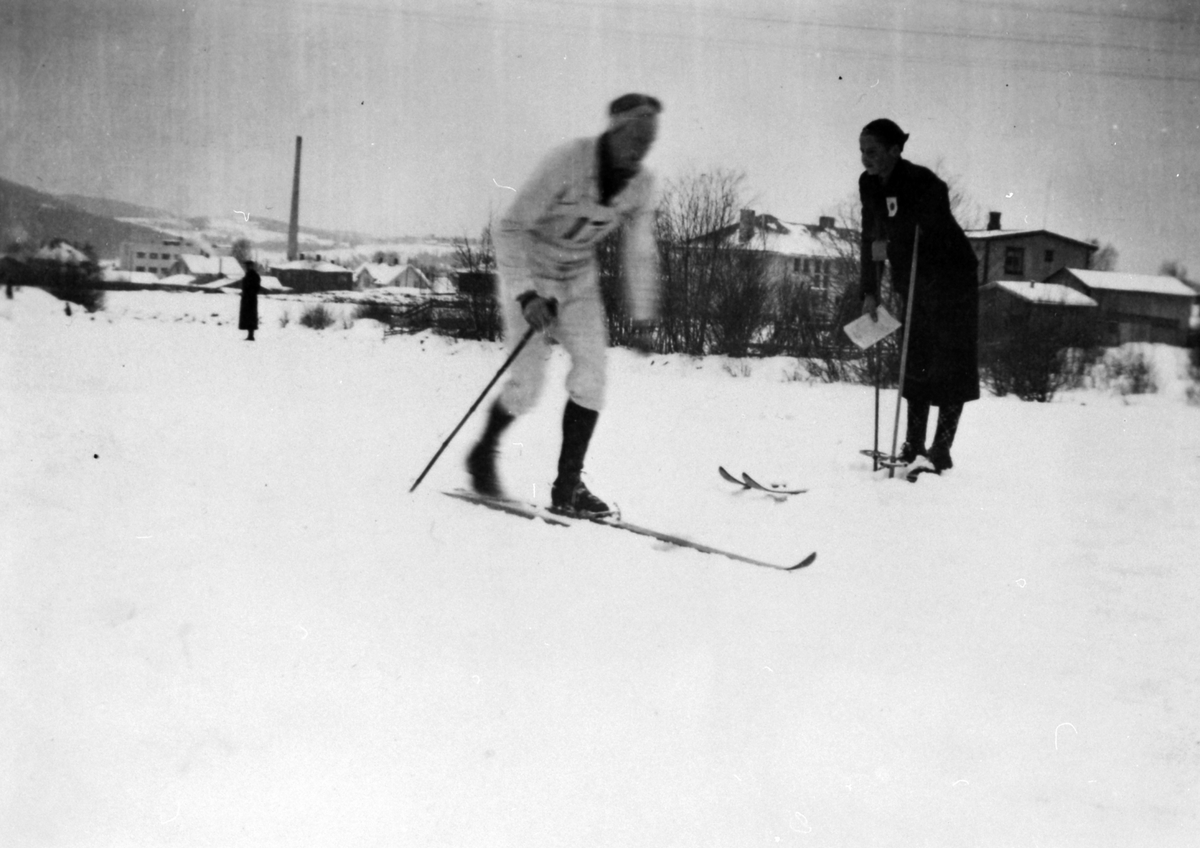 Magne Brovold, til høyre er Kåre Lierhagen, landsrenn i Brumunddal i 1940-åra.