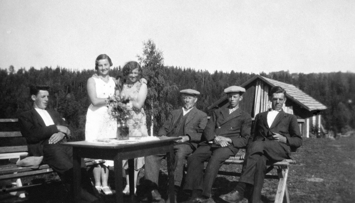 Familien i Bøvolden først i 1930-åra. Fra venstre er Einar (1906-1943), Helga Emilie (1913-2001), Agnes f.1908, Emil (1864-1954), Adolf f.1901, Harald (1904-1986).