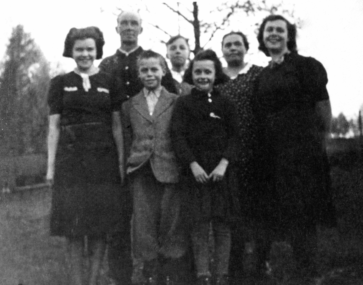 Familien i Linnerud, Nes, Hedmark. Foran fra venstre er Ingrid f.1924, Bjarne (1931-1997), Astrid f.1931, Mary Johanne f.1923. Bak fra venstre er Martinius Berntsen (1895-1958), Magne (1926-1998), Inga Olsdatter (1899-1968).