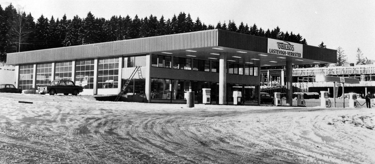 IOlrud Auto, første bensinstasjon står ferdig, Snarud, Furnes. 1967. Arkitekt Trond Høye, Elverum. byggmester Martin M. Bækken.