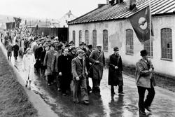 1. mai tog i Brumunddal. Nygata ved "Kristoffersenverkstedet