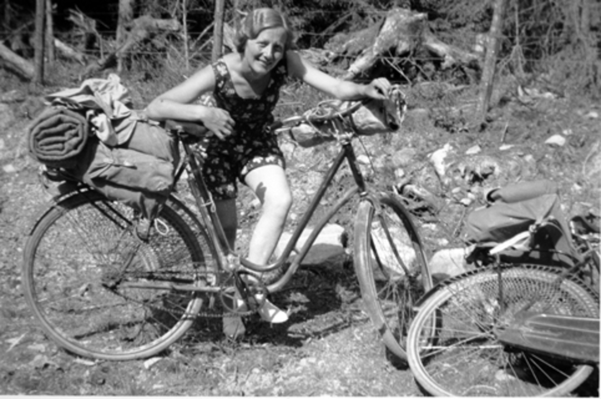 Olga Regine Bakke, gift Hauglid, på sykkeltur, Brumunddal.