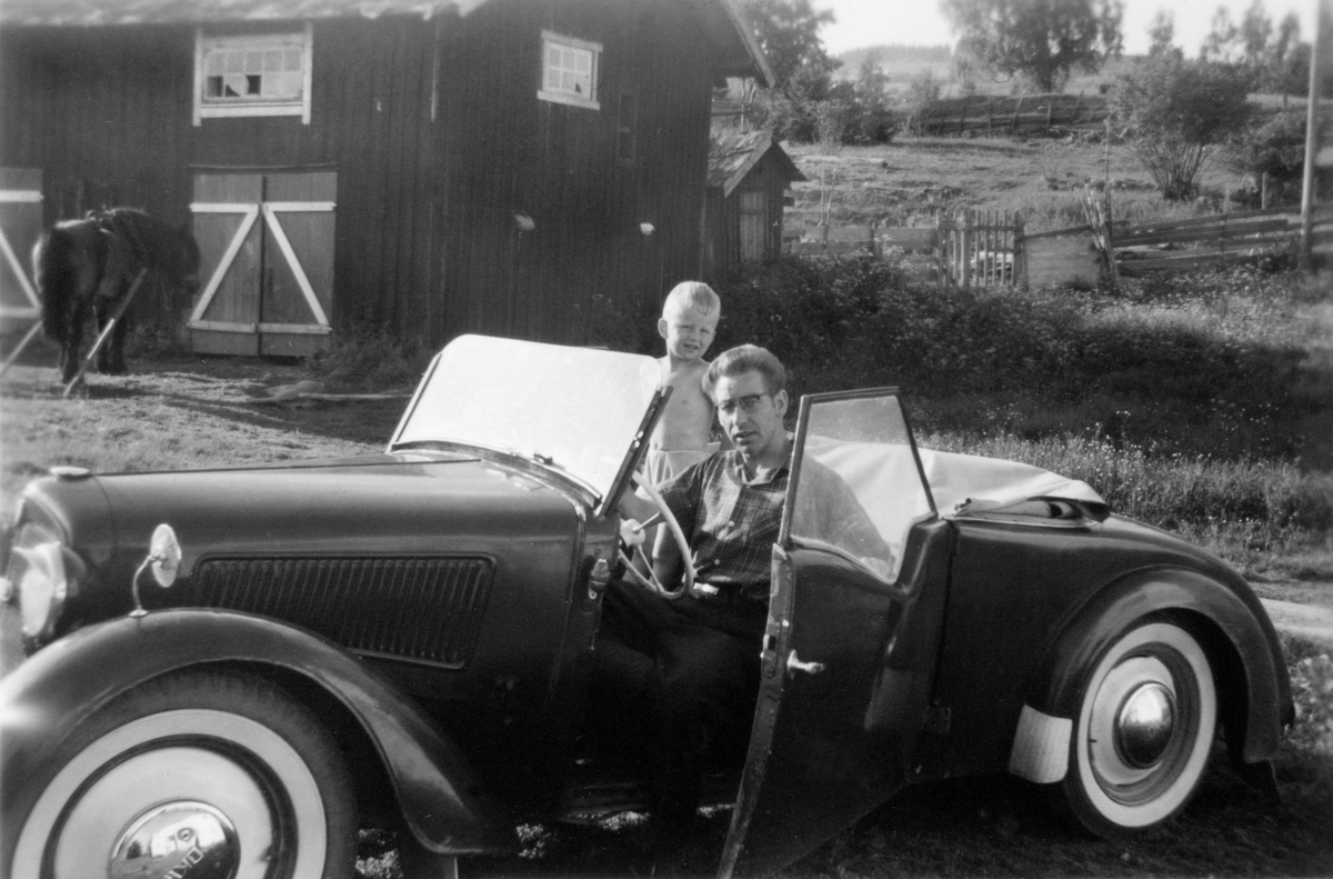 Medlien gård, Ringsaker. Magnus Medlien med nevøen Hans Christian i kabrioleten på garden, trolig i 1962. Magnus vart evig ungkar men hadde den staseligste skyssen.