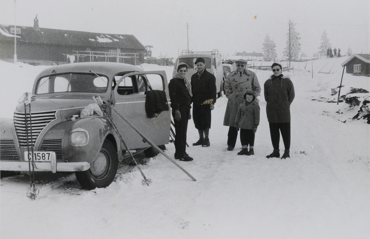 Torbjørg Eng, Georg Pettersen, Oskar Pettersen, Arild Pettersen og Palma Pettersen ved siden av Almar Eng`s De Soto 1938 - 1940 mod. på Sjusjøen, Ringsaker 1956 - 1957. 