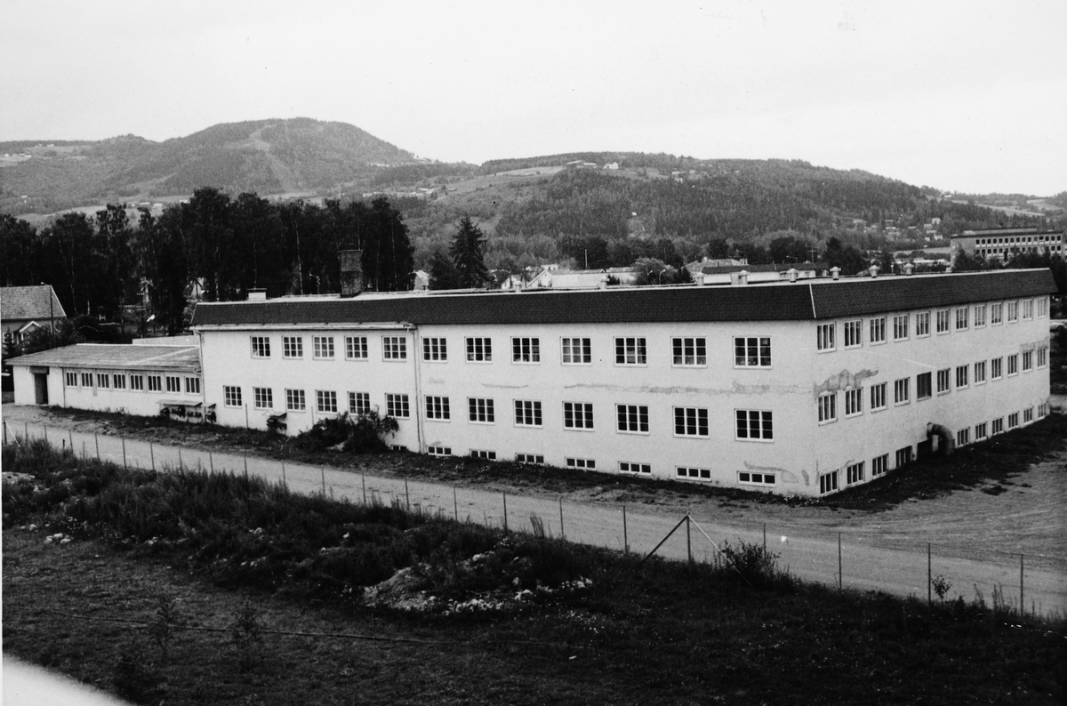 Harby & Sandberg,  fabrikk, eksteriør. Produserte radiokasser og tv-kabinetter. Hadde i slutten av 1950-åra 70 ansatte.