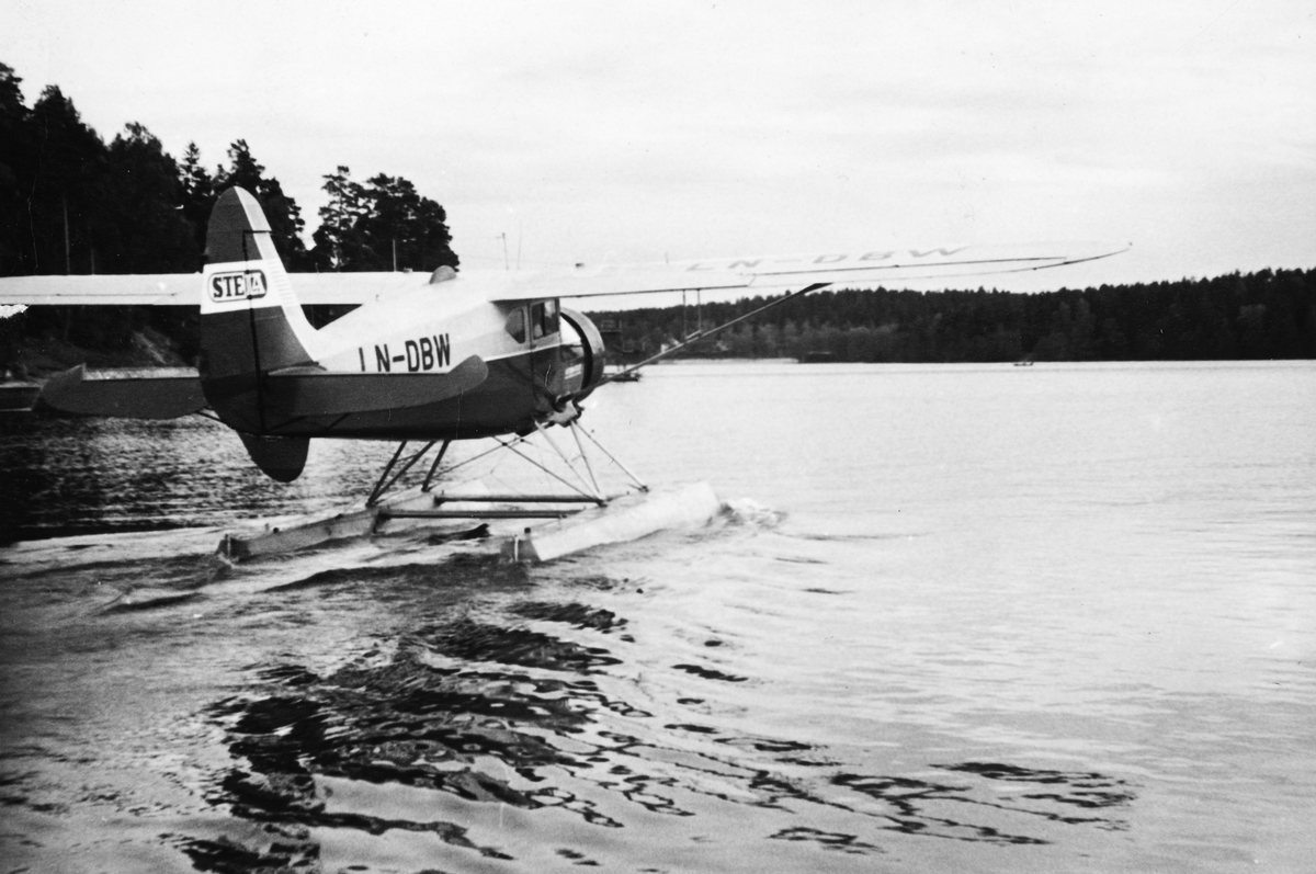 Fly LN-DBW. En-motors propell-fly, "båtfly", tilhørte Steinar Larsen i Brumunddal. Ukjent sted.