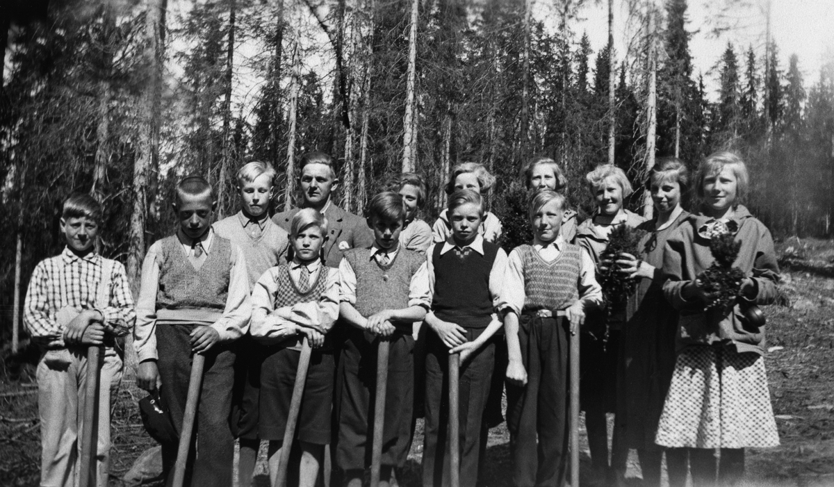 Skogplanting ved Kvilheim. "Tidligere var det vanlig at skoleklasser tok på seg skogplanting for å tjene penger til skoletur. Her ser vi 6. klasse ved Kirkenær skole i 1936. 1. rekke f. v. Kåre Ottensen, Mikkel Østmo, Reidar Kirkeby, Bjarne Fredhjem, Leif Holter, Erling Kvarstad. 2. rekke f. v. Sverre Nilsen, Sjåfør Eilif Brenn, Helene Grorud, Karin Berg, Anna Reistad, Edith Lillehagen, Aslaug Arnesen og Anni Sveen. " (Bildetekst fra Lions kalender for Furnes 2012)