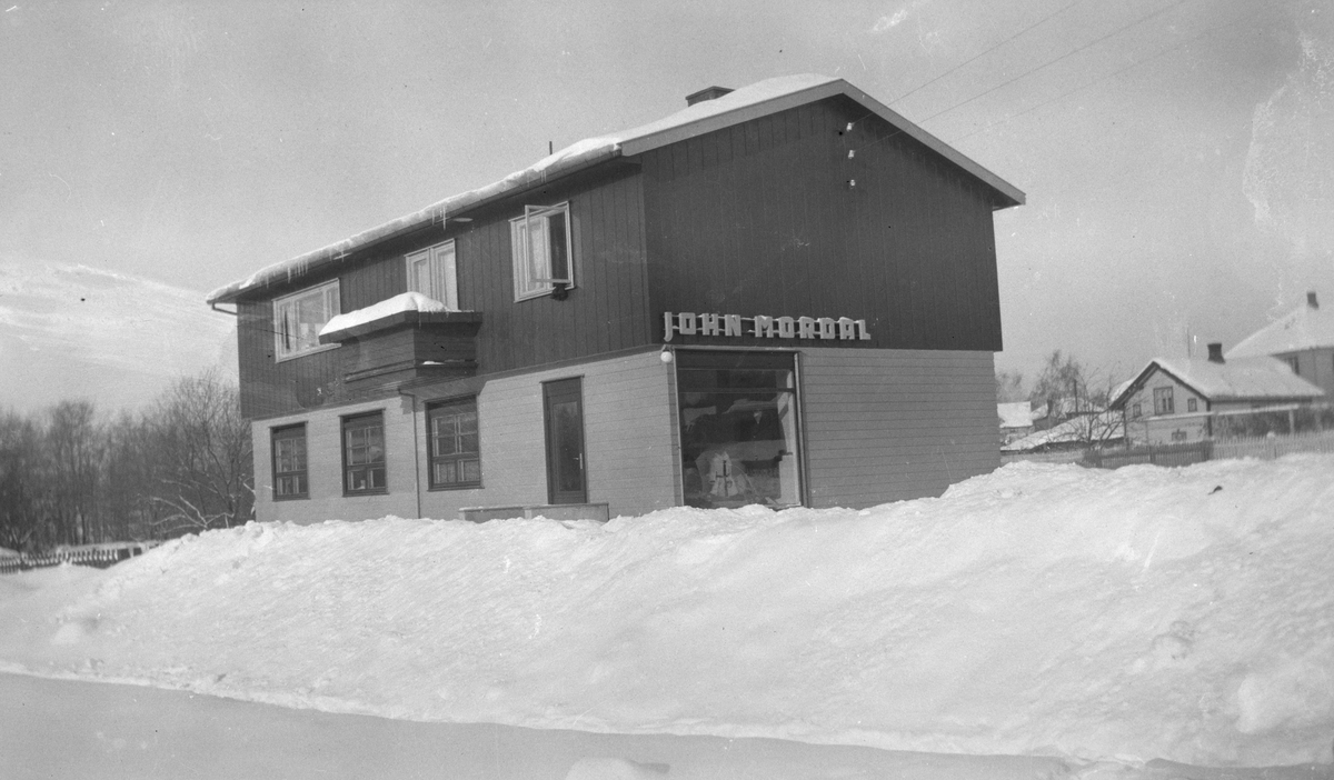 Nygata 21 bygd ferdig 1946., Brumunddal. John Mordal, Forretning og skredderverksted, systue, konfeksjon. Bygningen ble tegnet av arkitekt Rolf Prag, (ca. 1948)