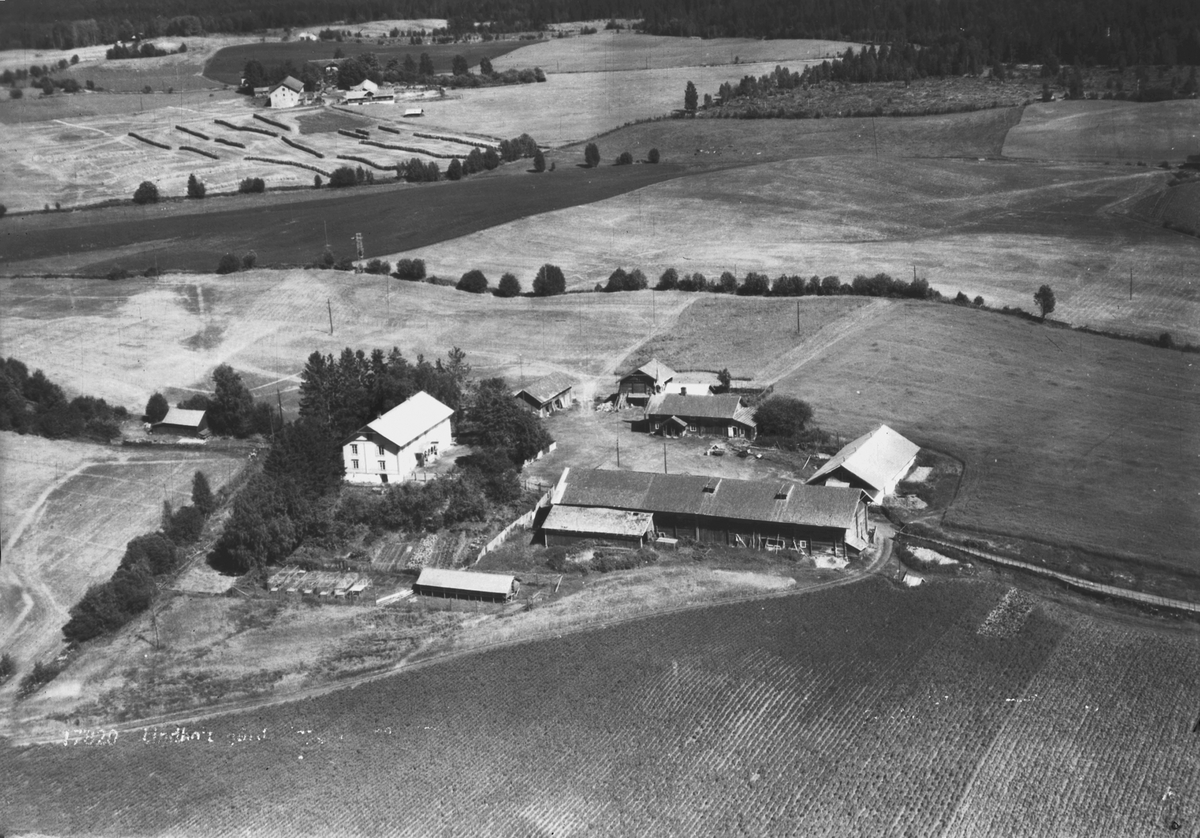 Flyfoto, Vang H, Lindholt gård, gnr/bnr 165/1, Vangsvegen 1058, 1060
