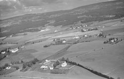 Flyfoto, Vang H, Hveberg gård (Oversiktsbilde) gnr/bnr 26/1,