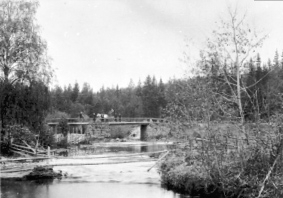 FLAKSTADBRUA ?, FLAKSTADELVA ?, TREBRU MED STEINFUNDAMENTER