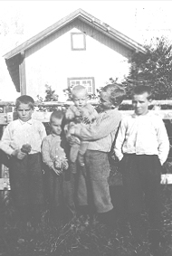 GRUPPE: 5 GUTTER, PETTER MYHRE, JOHAN MYHRE, ROLF MYHRE, KRISTIAN MYHRE, ALFRED MYHRE, STUA PÅ MYRE I BAKGRUNNEN, MYRE UNDER HANUM ØSTRE