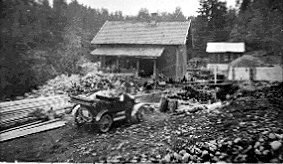 PARTI FRA INNTAKET, MANN SER PÅ BIL MED ÅPEN KALESJE, HAMAR VANNVERK