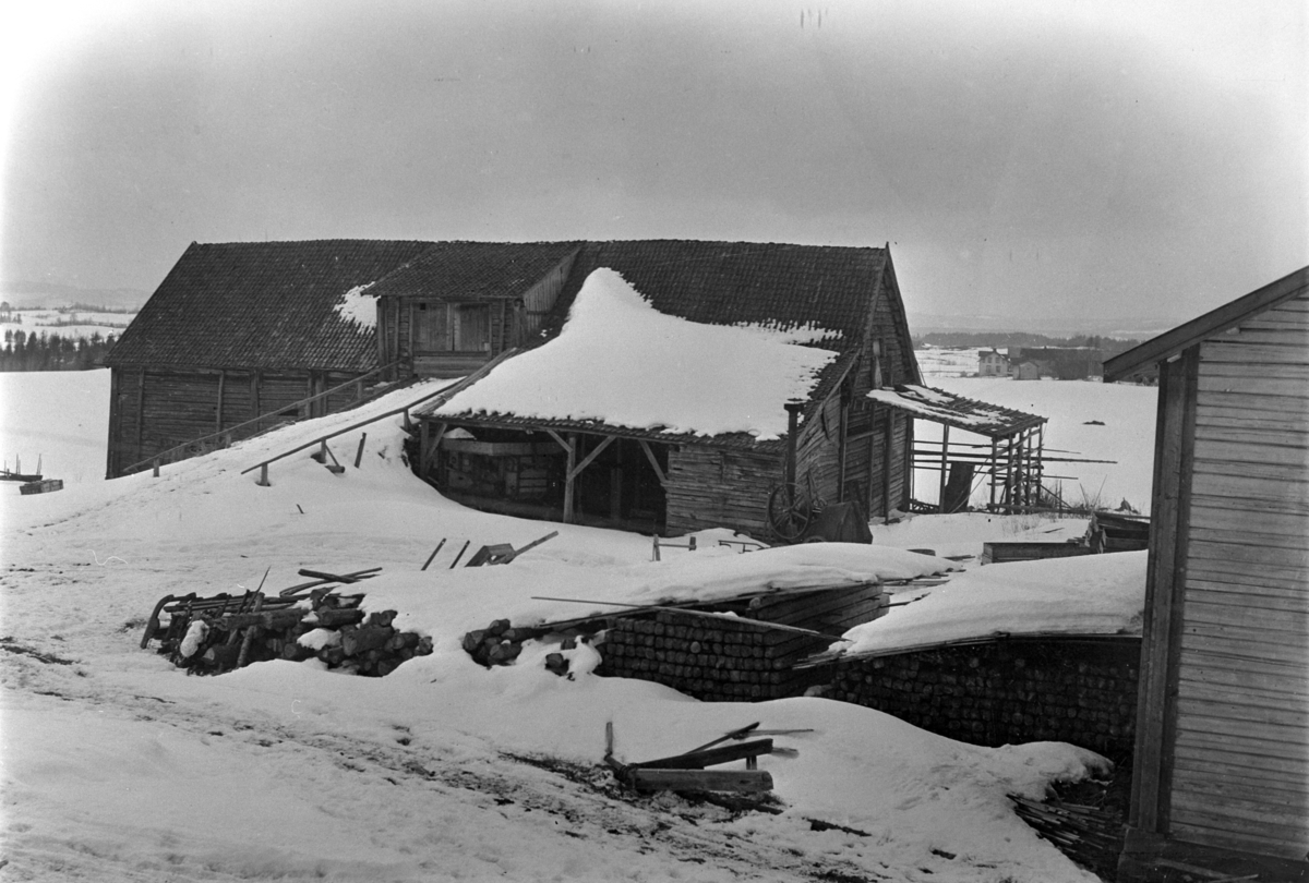 EKSTERIØR:TØMMERLÅVE, HAFSAL, VINTER
