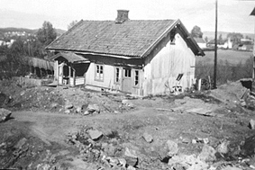 EKSTERIØR: NORDBAKKEN, SNIPPEN, VED KIRKEKRETSEN SKOLE, BRUKT TIL PEDELLBOLIG OG GRAVERBOLIG