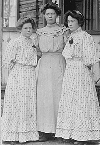 GRUPPE: 3 UNGE DAMER, FRA VENSTRE: BERTA LIBEKKEN FØDT: 1887, LINA ÅSBAKKEN, SIGRID BUEN FØDT: TOMTER 1889, ØSTÅS SKOLE