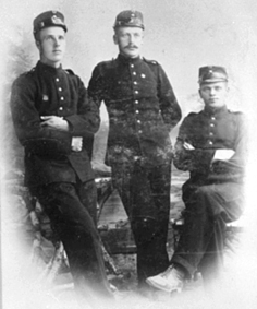 GRUPPE: 3 SOLDATER IMILITÆRUNIFORM, LARS IMERSLUND FØDT: 8. 4. 1880 TIL VENSTRE, IMERSLUND VESTRE