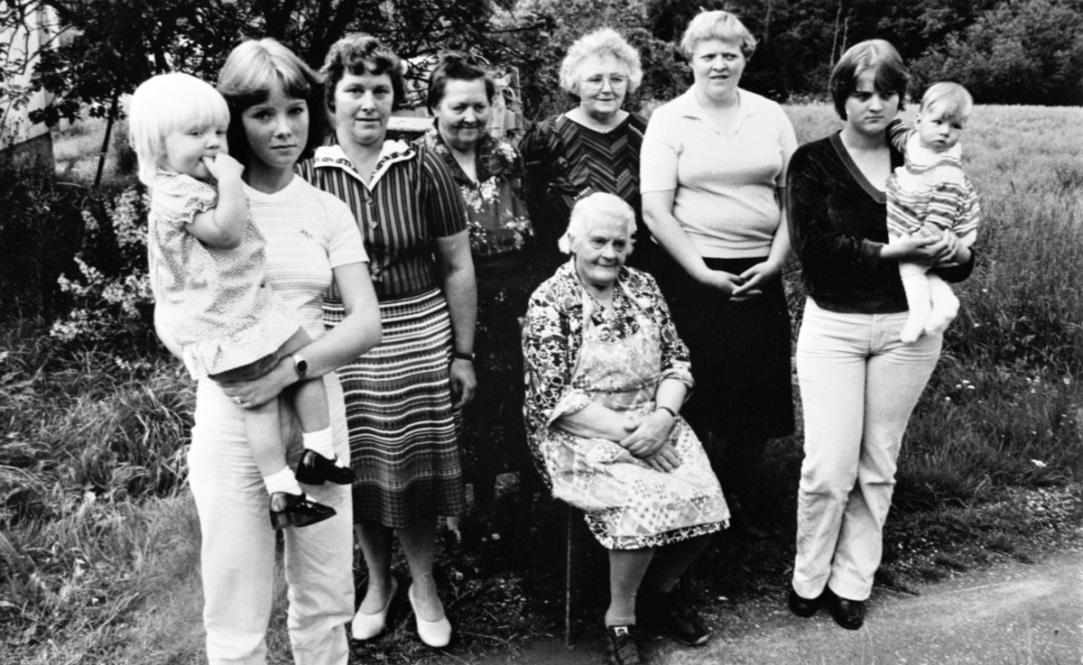 GRUPPE: 9, PETRA HUBRED MED SLEKT, FRA VENSTRE: SIV ANITA MED MAMMA AUD RIPSRUD, ANNA ELIDA JOHANESEN, ANNE PALERUD, ELSE HUSFLOEN, ASTRID HANSEN, AUD IRENE HANSEN MED DATTER: ANITA 