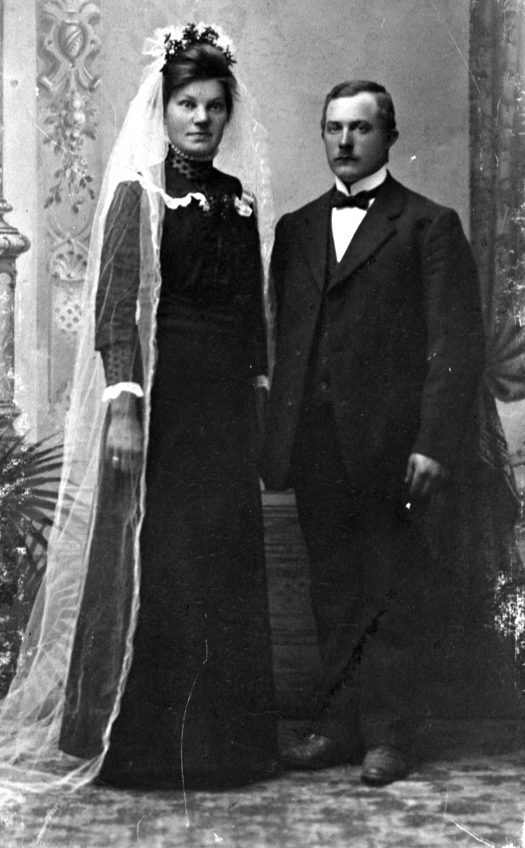 BRUDEFOTO, ANNE FØDT: SKÅLERUD, KRISTIAN LILLEHAGEN FØDT: 1888, LILLEHAGEN AV INGVOLDSTAD, BRUDEKJOLE