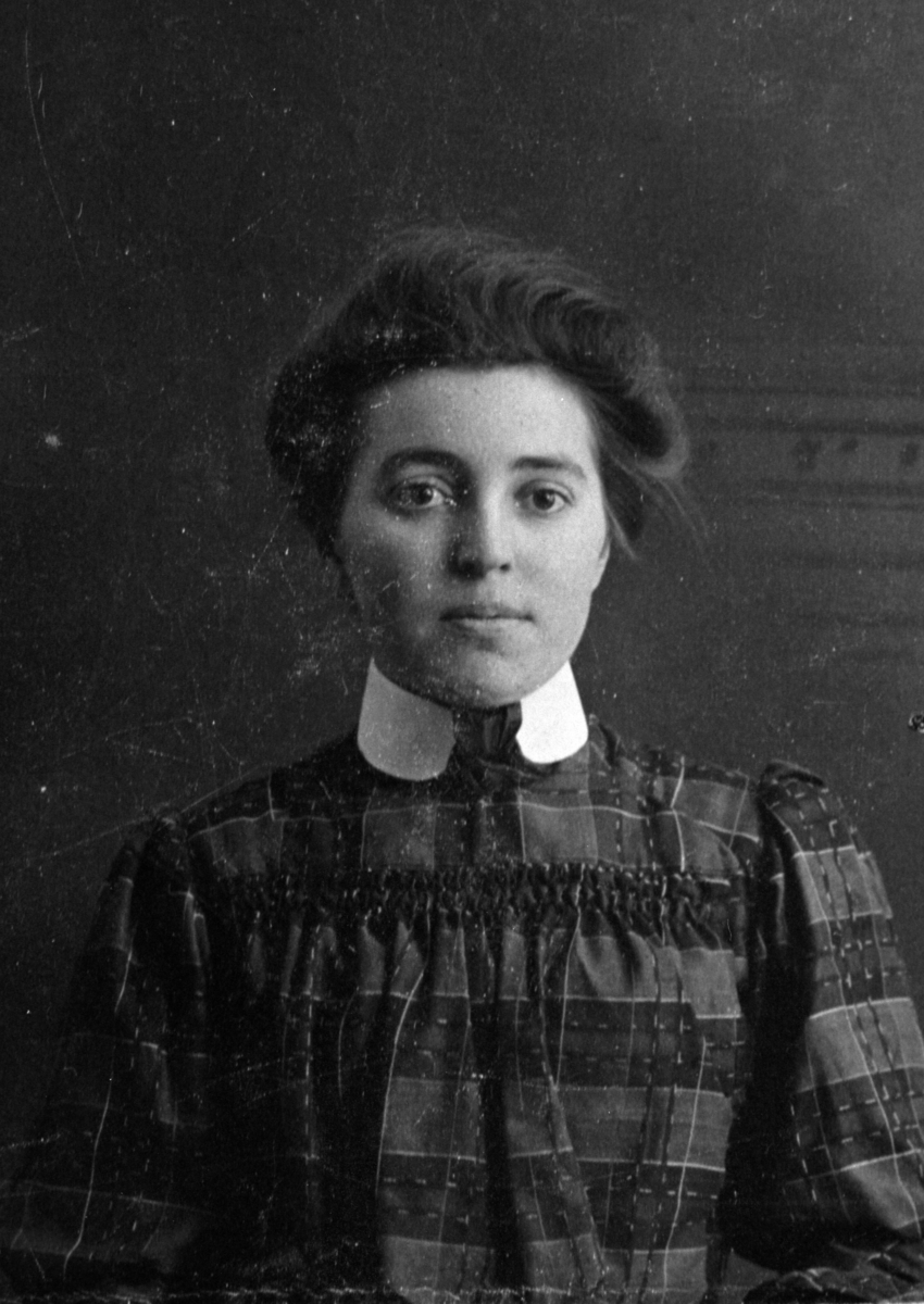 PORTRETT: KAROLINE PETTERSEN FØDT: 01. 07. 1884, SVEITSBAKKEN UNDER FARMEN