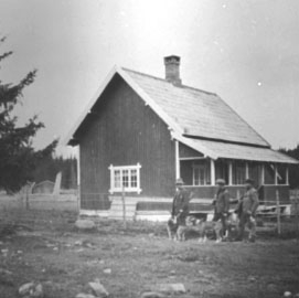 Vang H, Vang Almenning,  Bolsdalen i Åstadalen, Vestre Disen seter, tre jegere med hund, Karl Andreas Diesen med venner, 