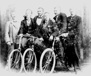 GRUPPE: 6 MENN, SYKKEL, STUDIO, NR 4 FRA VENSTRE: JOHANNES JØRGENSEN MAURUD, FØDT: 19. 08. 1879, EMIGRERTE TIL AMERIKA, TROLLDALEN UNDER TOMTER