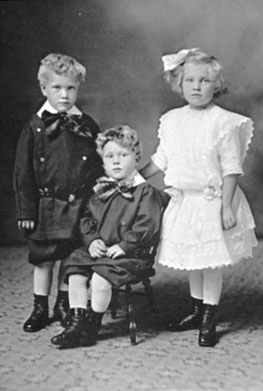 GRUPPE: 3 BARN, BARNA TIL JOHN OG KAREN MURRAY (JOHANNES MAURUD), ETHEL, INGVAR, WALTER, CAMROSE, ALBERTA, KANADA, TROLLDALEN UNDER TOMTER