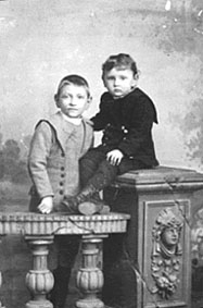 GRUPPE: 2 GUTTER, BARNEBARNA TIL ELI OLSDATTER, JENS JENSEN, ØVERHAGEN UNDER ÅLSTAD