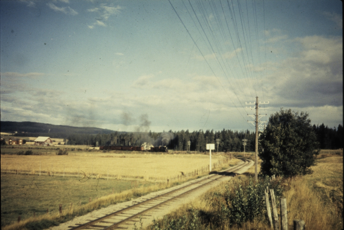 Tog 2051 til Skulerud underveis i Harkerudbakken.