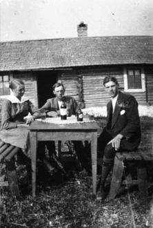 GRUPPE: 3, RUDT BORD MED GLASS, FLASKER UTENDØRS, FRA HØYRE: OLE GRØHOLT, OLAV NILSEN, GUNDA GRØHOLT, BRENNSETRA, KVEBERG SETER, 